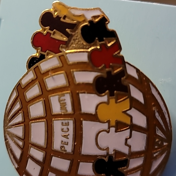 Love, Peace, Unity Brooch - Picture 4 of 4